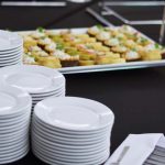 Usługi cateringowe - talerze i tartinki z twarożkiem