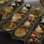 Catering Warszawa - mini desery, czyli babeczki z owocami i kremem budyniowym lub czekoladą