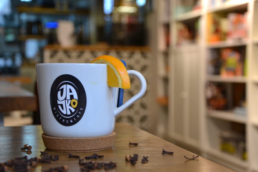 Kawiarnia Warszawa - kubek zimowej herbaty z pomarańczą i goździkami