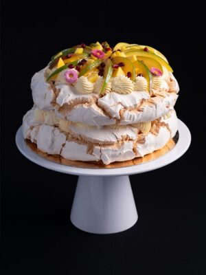 Tort bezowy z marakują, mango i owocami granatu